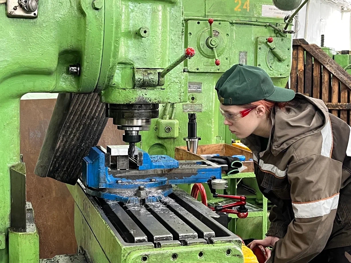 Пожарный, спасатель на воде, оператор-наладчик станков…