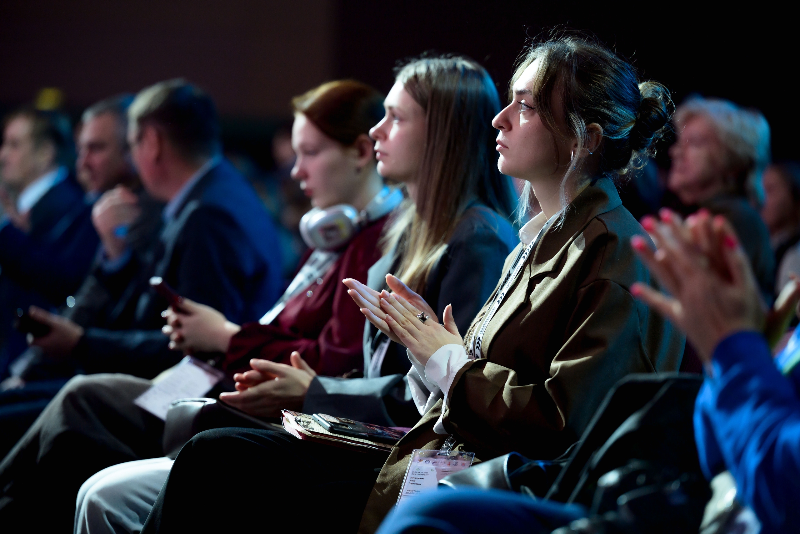 Присоединяйтесь к прямой трансляции деловой программы!