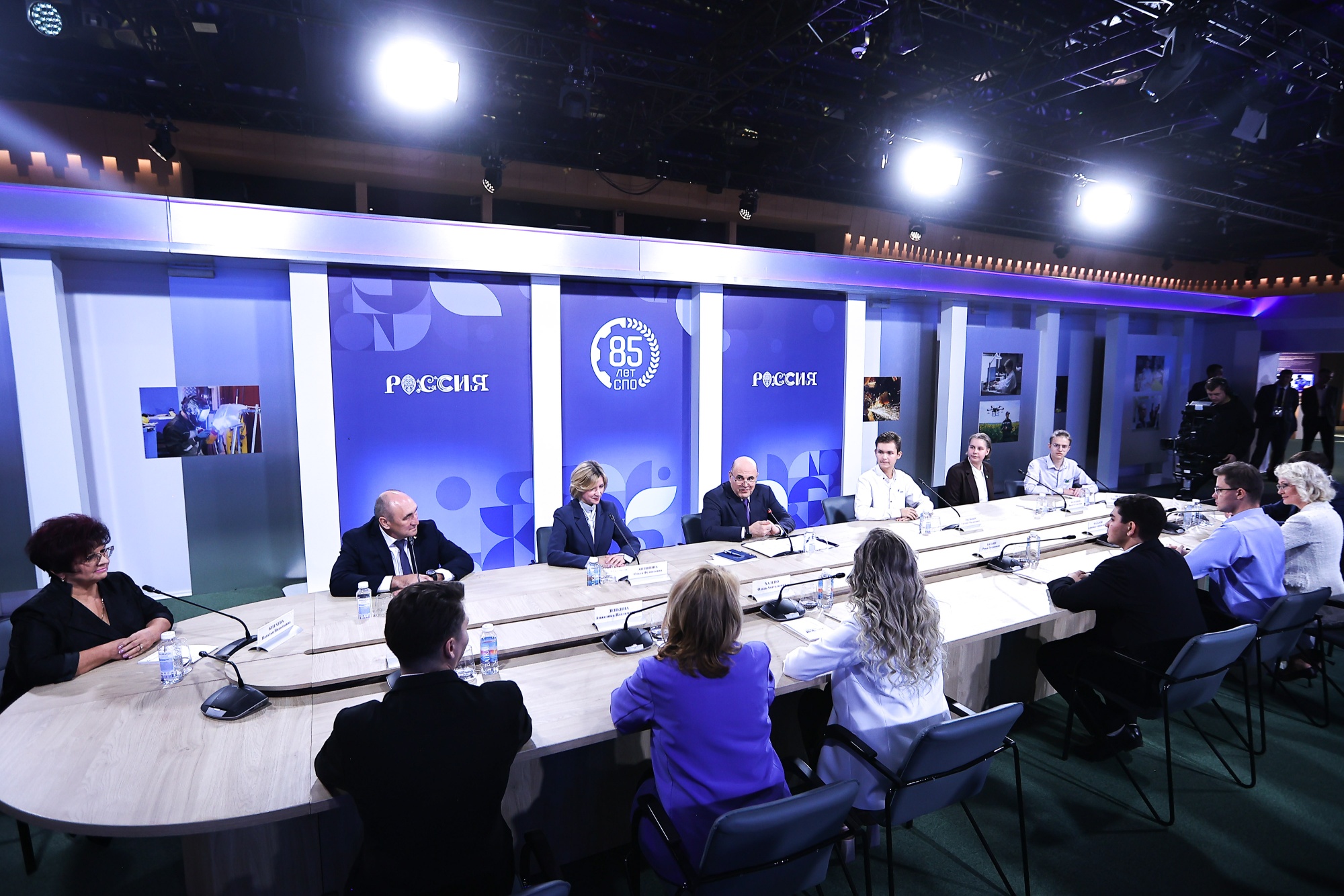 Михаил Мишустин и Сергей Кравцов осмотрели выставку «85 лет системе СПО: сила в мастерстве!» Михаил Мишустин и Сергей Кравцов осмотрели выставку «85 лет системе СПО: сила в мастерстве!»