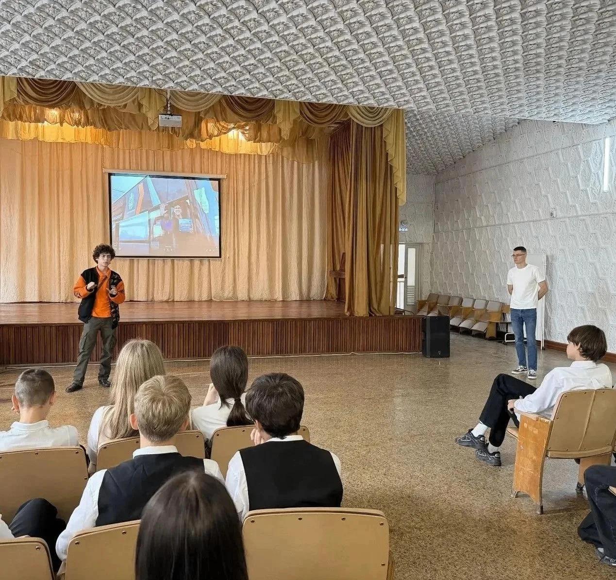 Крымские школьники заглянули в мир высоких технологий