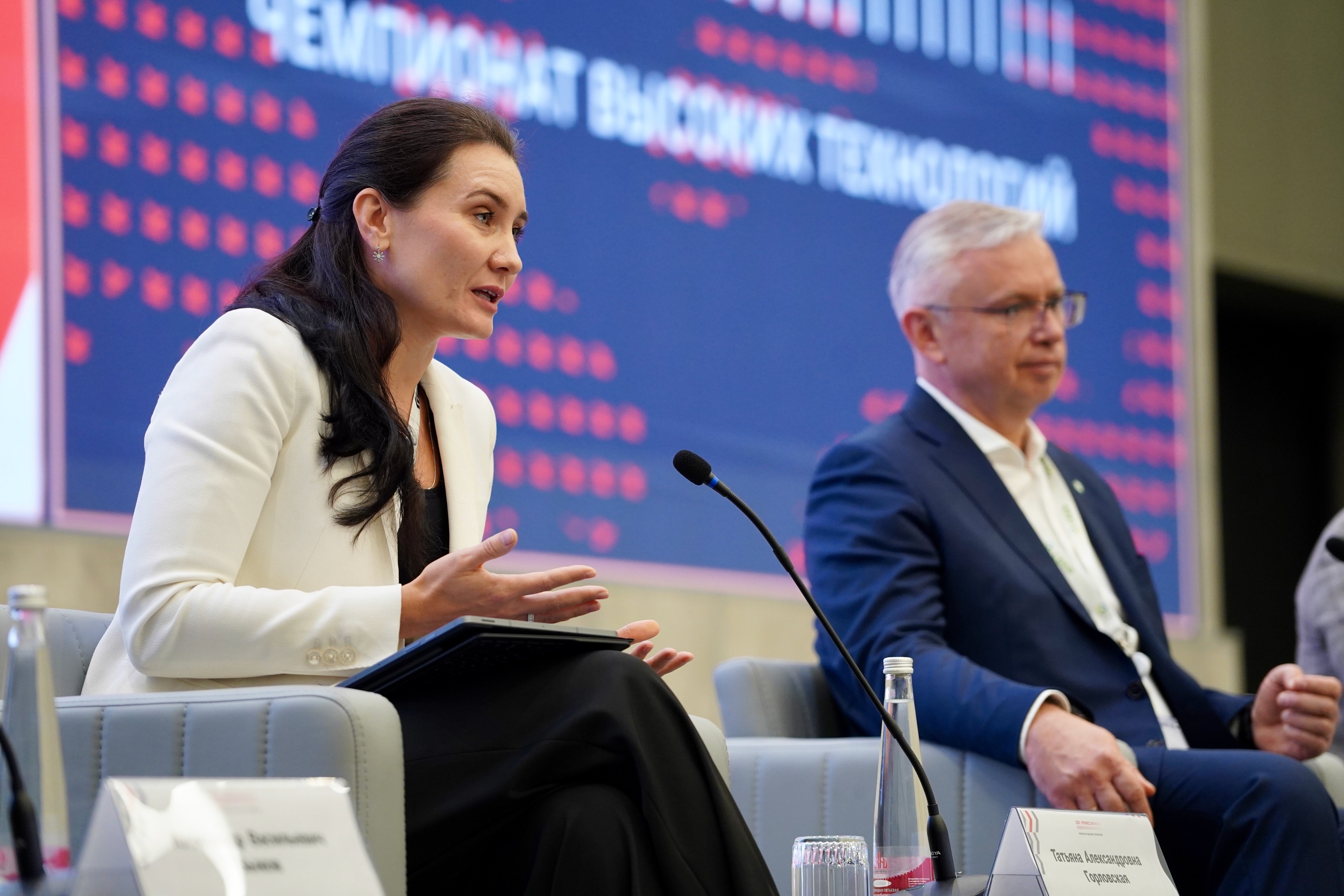 Продолжаем следить за мероприятиями деловой программы!