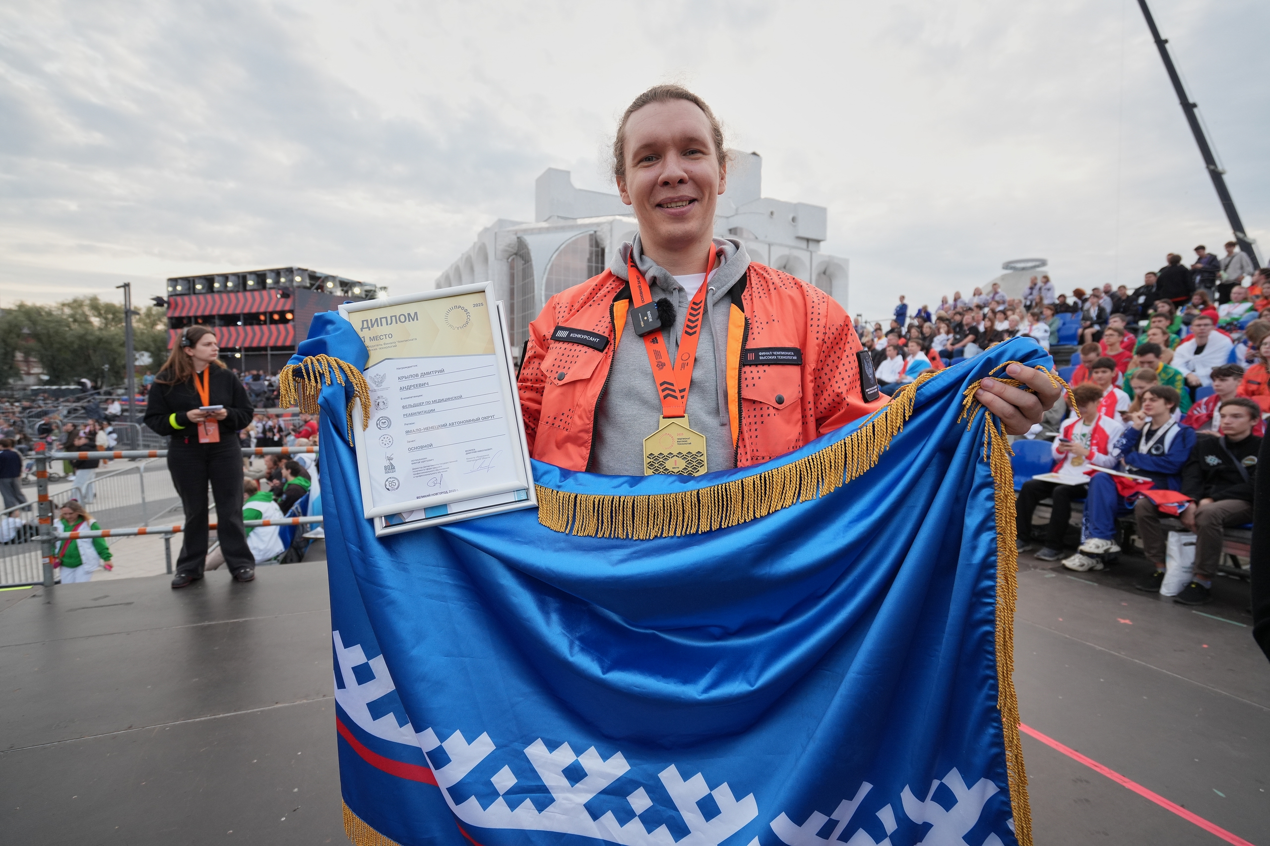 А к медали — подарок от ведущего работодателя! А к медали — подарок от ведущего работодателя!