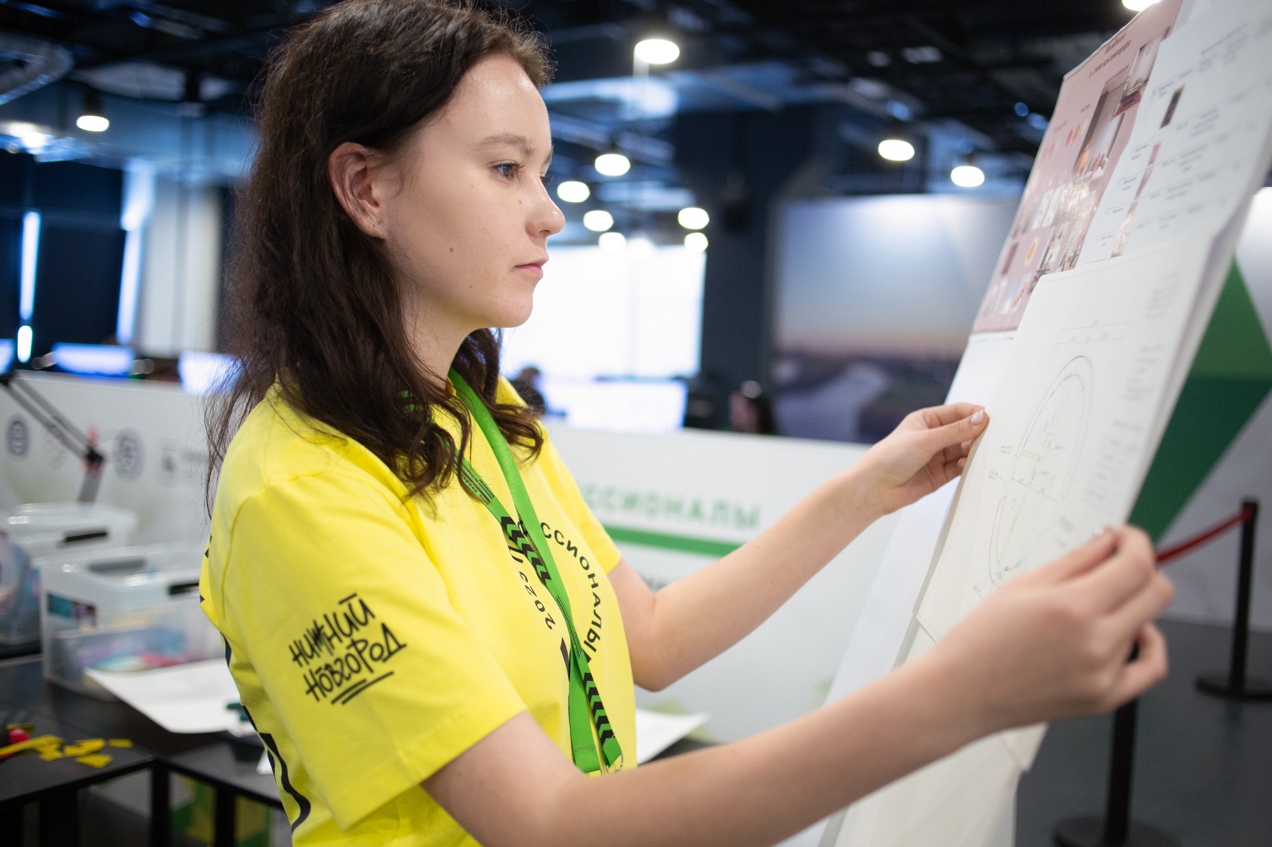 Статуя «Родина-мать зовёт!», Храм Василия Блаженного, дворцово-парковый ансамбль Петергоф