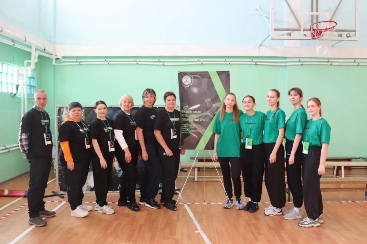 Руки шире, три-четыре!