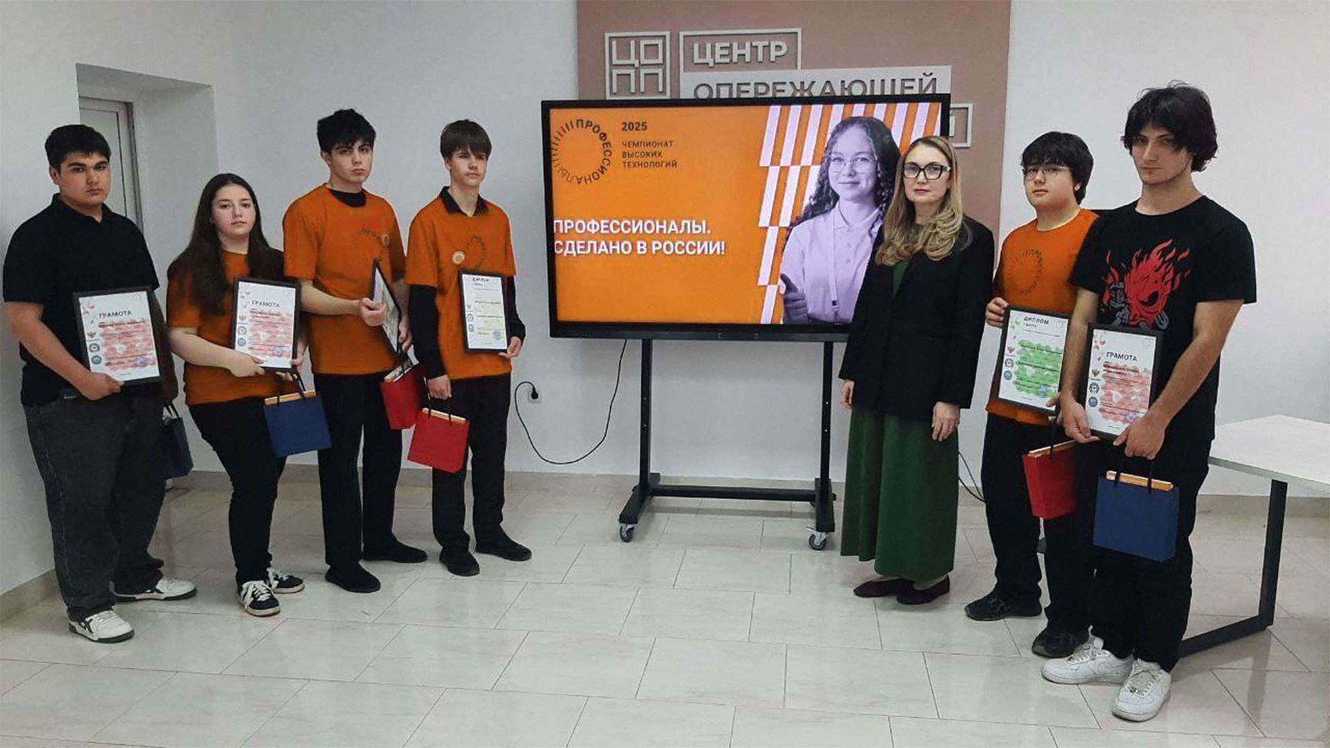 Шесть конкурсантов, шесть экспертов-наставников, индустриальный эксперт