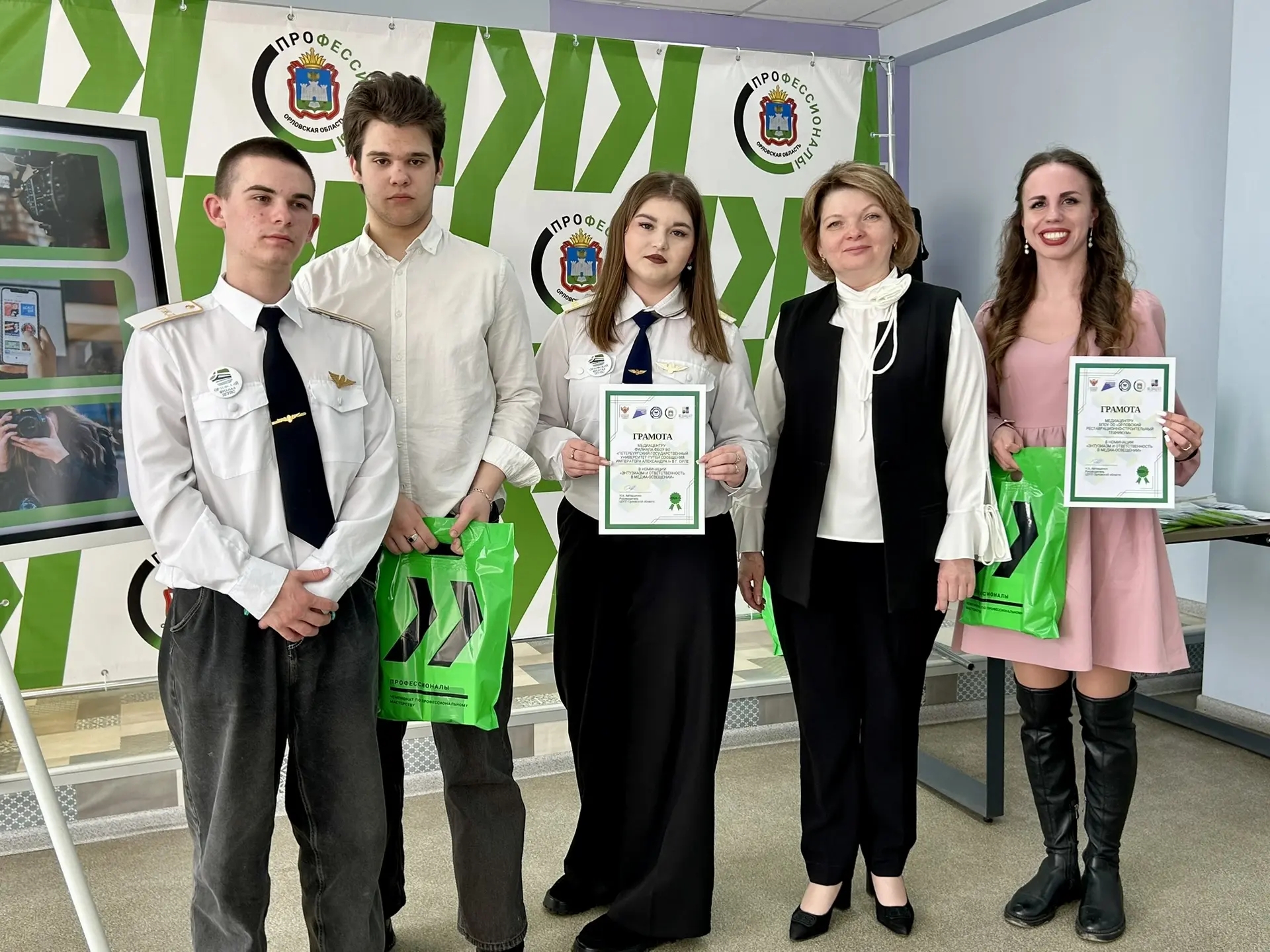 Делиться яркими моментами?